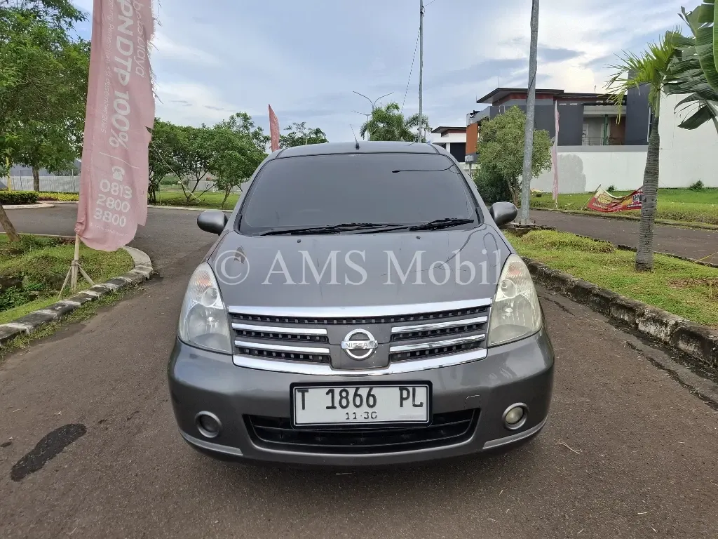 GRAND LIVINA XV AT 2010 — foto utama arsip